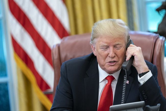 Trump trycker på för fredssamtal i Ukraina efter samtal med Putin