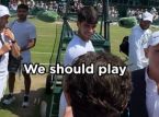 Ögonblicket då Carlos Alcaraz mötte Tom Holland i Wimbledon idag: "Vi borde spela"... golf?
