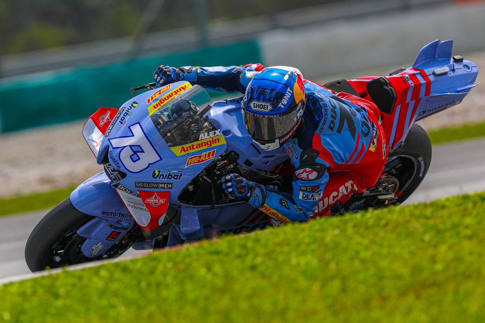 Álex Márquez råkar ut för en brutal olycka i en katalansk GP och genomgår operation med brutet nyckelben
