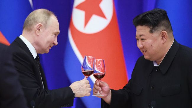 Kim Jong Un firar Rysslands segerdag och stärker banden med Moskva