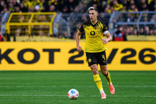 Borussia Dortmund sluter en kontraktsförlängning för Nico Schlotterbeck, som Madrid och Barcelona efterfrågar.