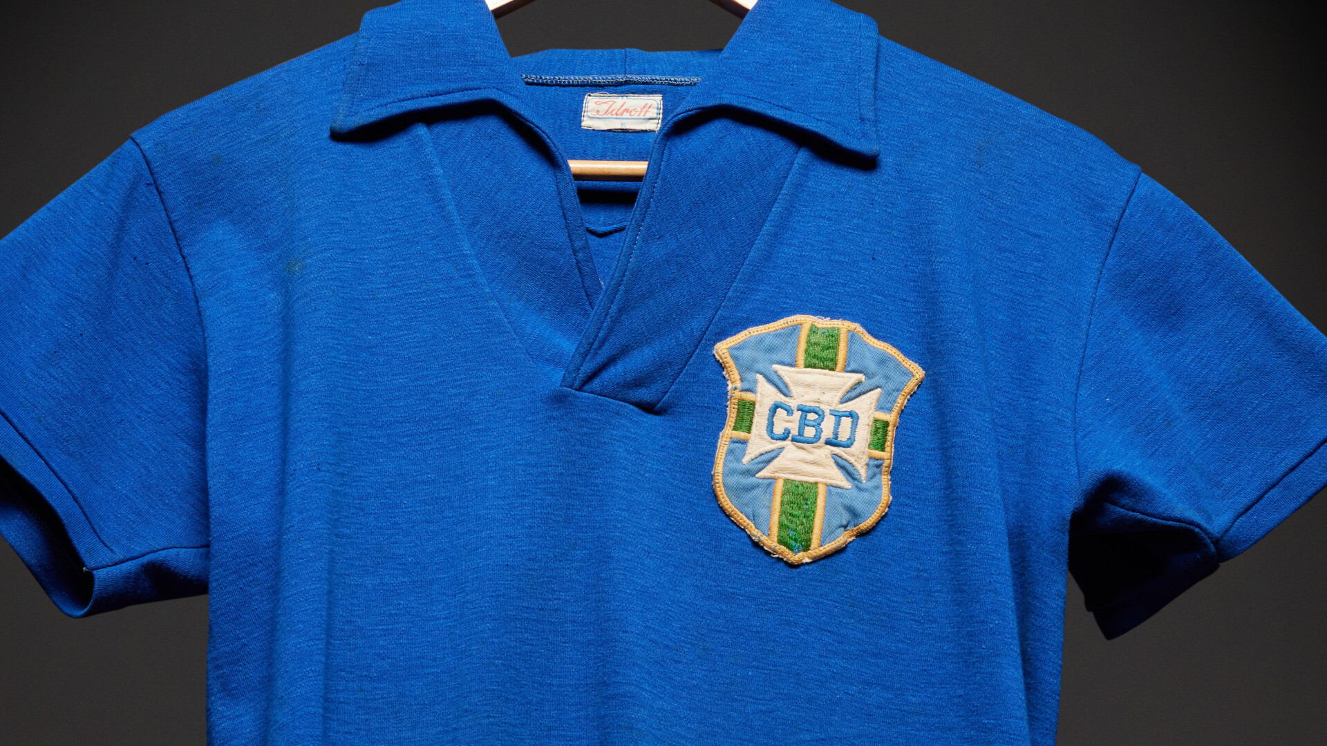 Pelés fotbollströja som bars under VM-finalen 1958 såldes för nästan 5 miljoner dollar
