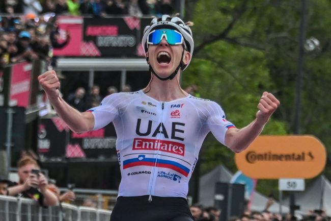 Tadej Pogacar trakasserades av fans och vissa satte klistermärken på hans rygg