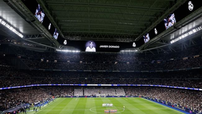 Real Madrid höll en tyst minut för Javier Dorado, tidigare spelare som dog av leukemi, men burop hördes