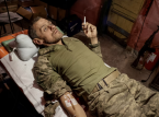 Ukrainsk soldat f&ouml;rlorar benet och kryper fem dagar under dr&ouml;narfylld himmel f&ouml;r att vara d&auml;r p&aring; sin sons f&ouml;delsedag