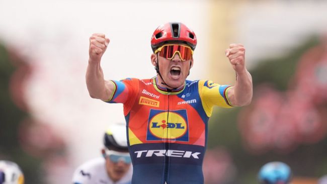 Giro d'Italia: Den danske cyklisten Mads Pedersen vinner första etappen i Albanien