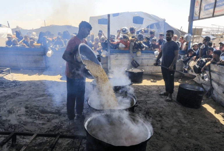 Lastbilar med begränsat stöd kommer in i Gaza under pågående strejker