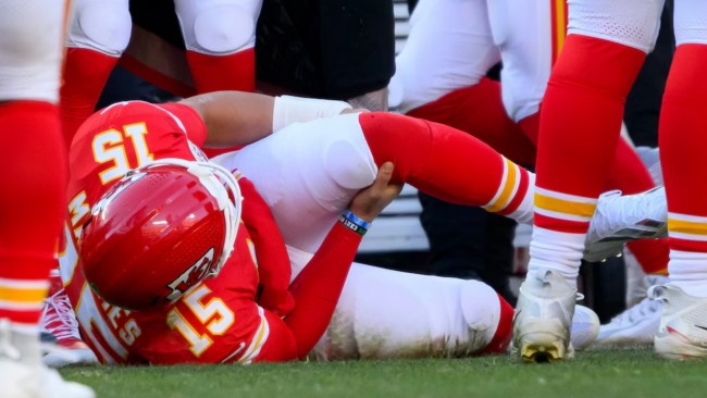 Patrick Mahomes sliter av korsbandet när Kansas City Chiefs misslyckas med att nå NFL-slutspelet