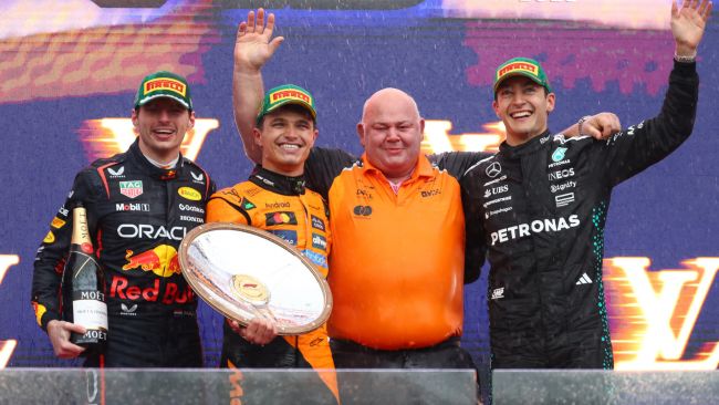 Lando Norris tar den första F1-segern 2025 i ett kaotiskt och regnigt lopp i Melbourne