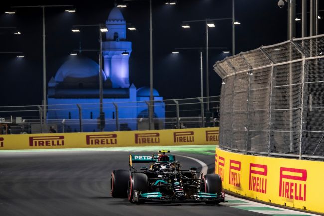 Formel 1 övervakar konflikten i Mellanöstern, men ännu inget beslut om Bahrain och Saudiarabiens GP
