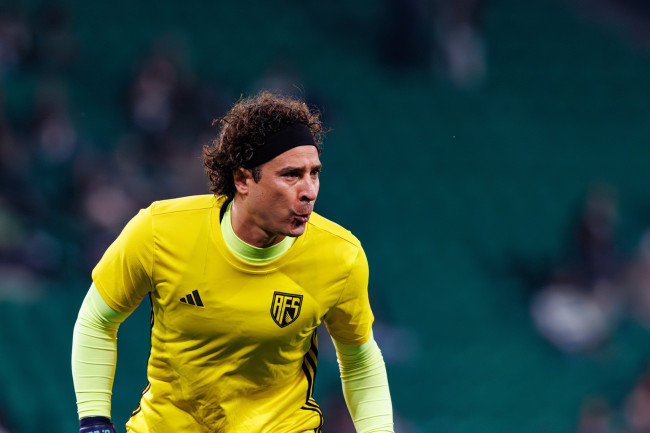 Den legendariske mexikanske målvakten Guillermo Ochoa får ovationer under sin sista VM-framträdande