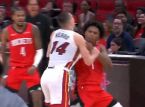 Chockerande överfall leder till fullskaligt slagsmål i en NBA-match mellan Houston Rockets och Miami Heat