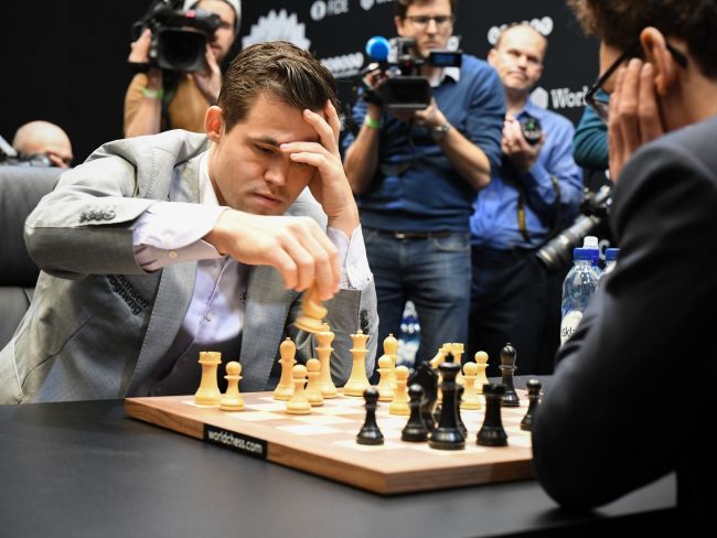 Magnus Carlsen funderar på att sluta med klassiskt schack efter att ha tappat humöret mot Gukesh