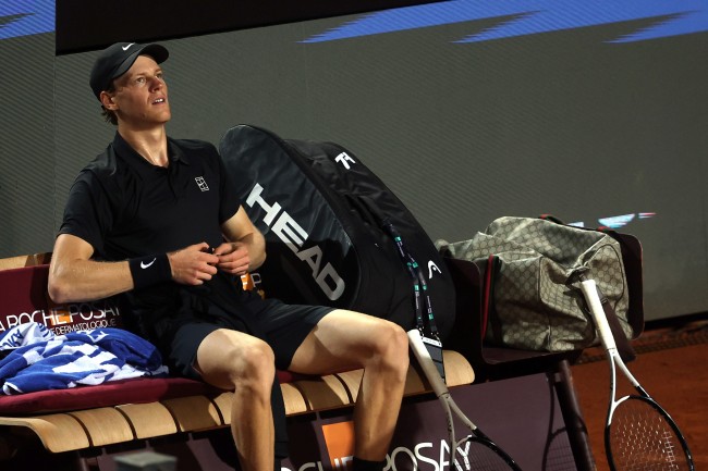 Jannik Sinner drar sig tillbaka från Shanghai Open haltande