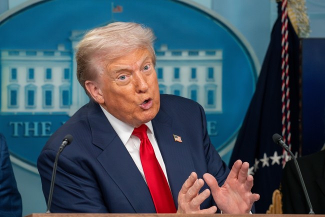 Trump lovar att "permanent pausa" migrationen från "tredje världen" efter skjutningen i DC