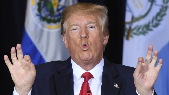 Trump kallar Zelensky för en diktator men kommer inte att göra detsamma för Putin