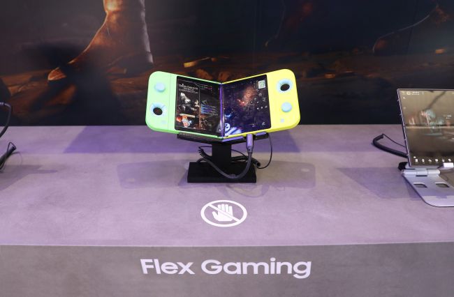 Samsung visar upp en bärbar spelenhet som kan vikas ihop