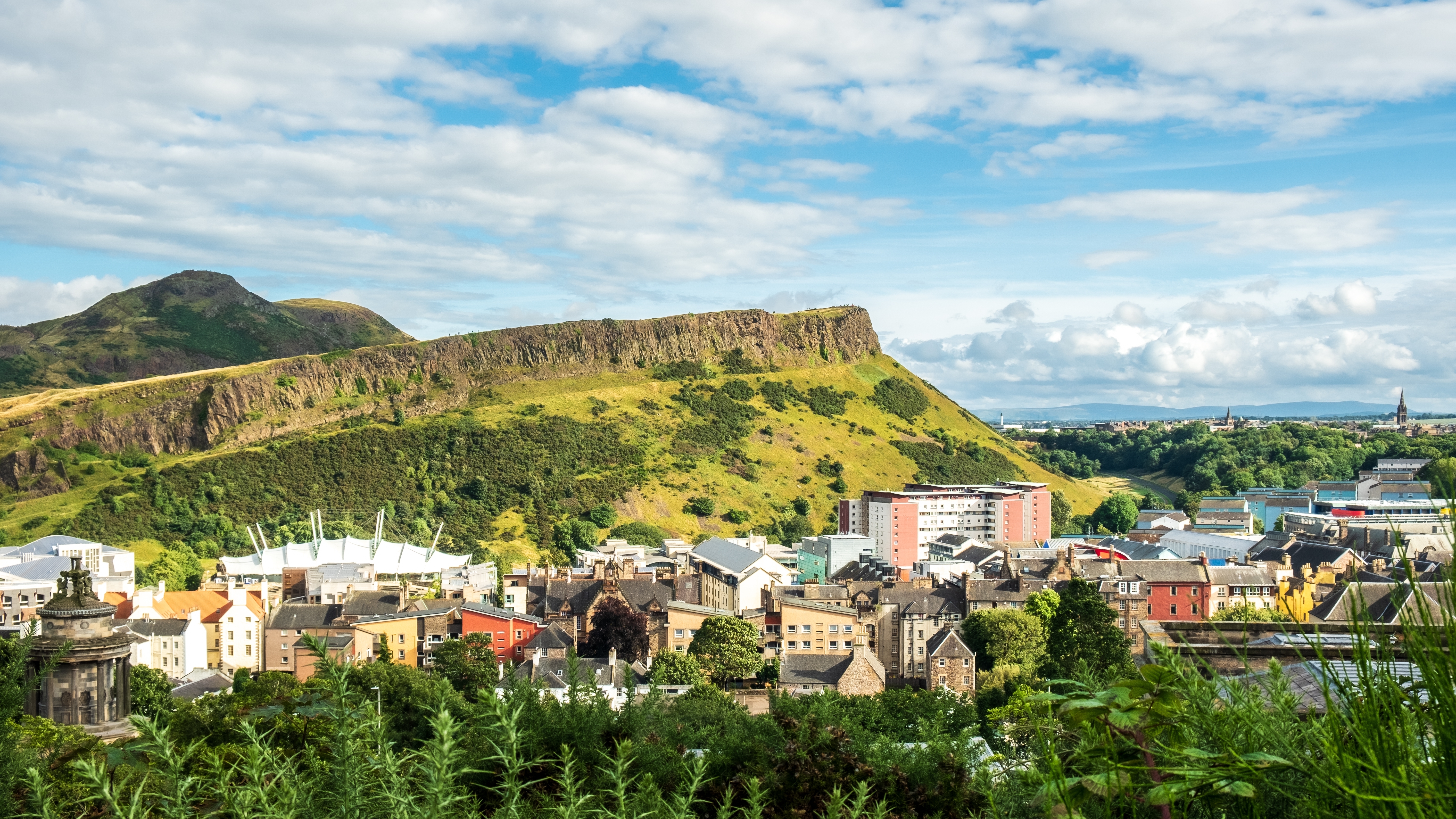 Räddningsinsatser som fick i uppdrag att bekämpa branden på Arthur's Seat i Edinburgh under natten