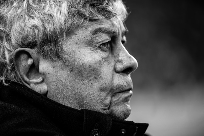 Rumäniens huvudtränare Mircea Lucescu avlider i en hjärtnödsituation
