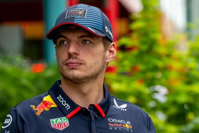 Max Verstappen, irriterad över reportrar som frågar om Barcelona, är stolt över sin andraplats