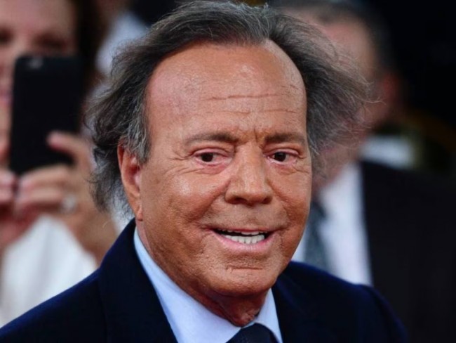 Julio Iglesias anklagad för sexuella övergrepp av tidigare anställda