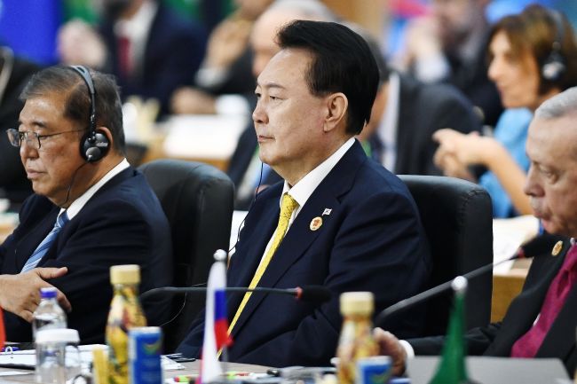 Sydkoreansk domstol upphäver arresteringsorder för den åtalade presidenten Yoon