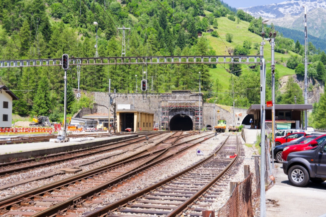Tåg spårar ur i Schweiz efter en rad dödliga laviner över Alperna under helgen