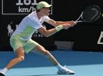 Jannik Sinner lider mer än väntat, men segrar i sin debutmatch i Australian Open