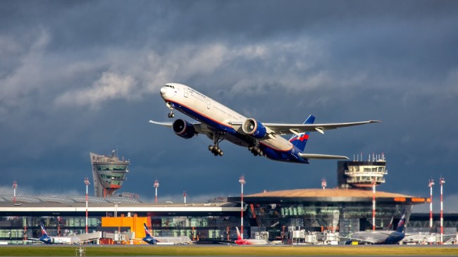 Ryssland skjuter ner två drönare som närmar sig Moskva, flygplatser stoppar tillfälligt flygningar