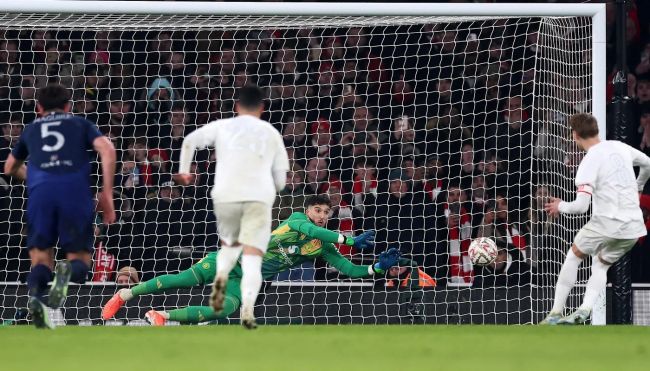 Manchester United besegrar Arsenal på straffar även när de spelar med 10 man