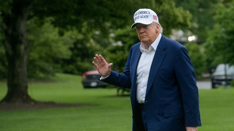 Trump varnar för att Putin eskalerar, överväger ytterligare sanktioner
