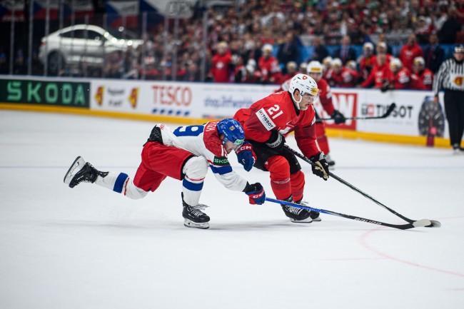 En månad före vinter-OS är ishockeyrinkens storlek fortfarande kontroversiell