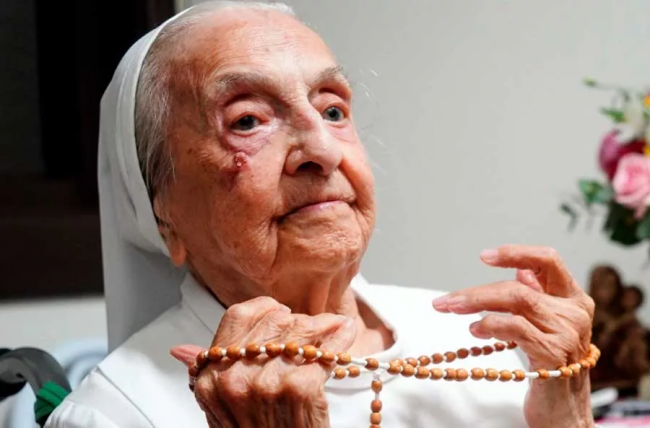 Den brasilianska nunnan Inah Canabarro, världens äldsta person, dör vid 116 års ålder