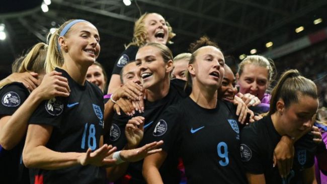 Englands seger beskrivs som "en film som håller dig på kanten av din stol" och "en berg- och dalbana av känslor"