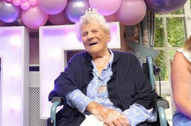 Ethel Caterham, 115 år, blir världens äldsta levande människa