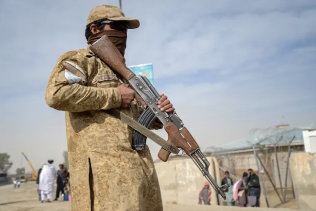 Pakistanska och afghanska styrkor drabbar samman vid gränsen efter flera dagars fientligheter