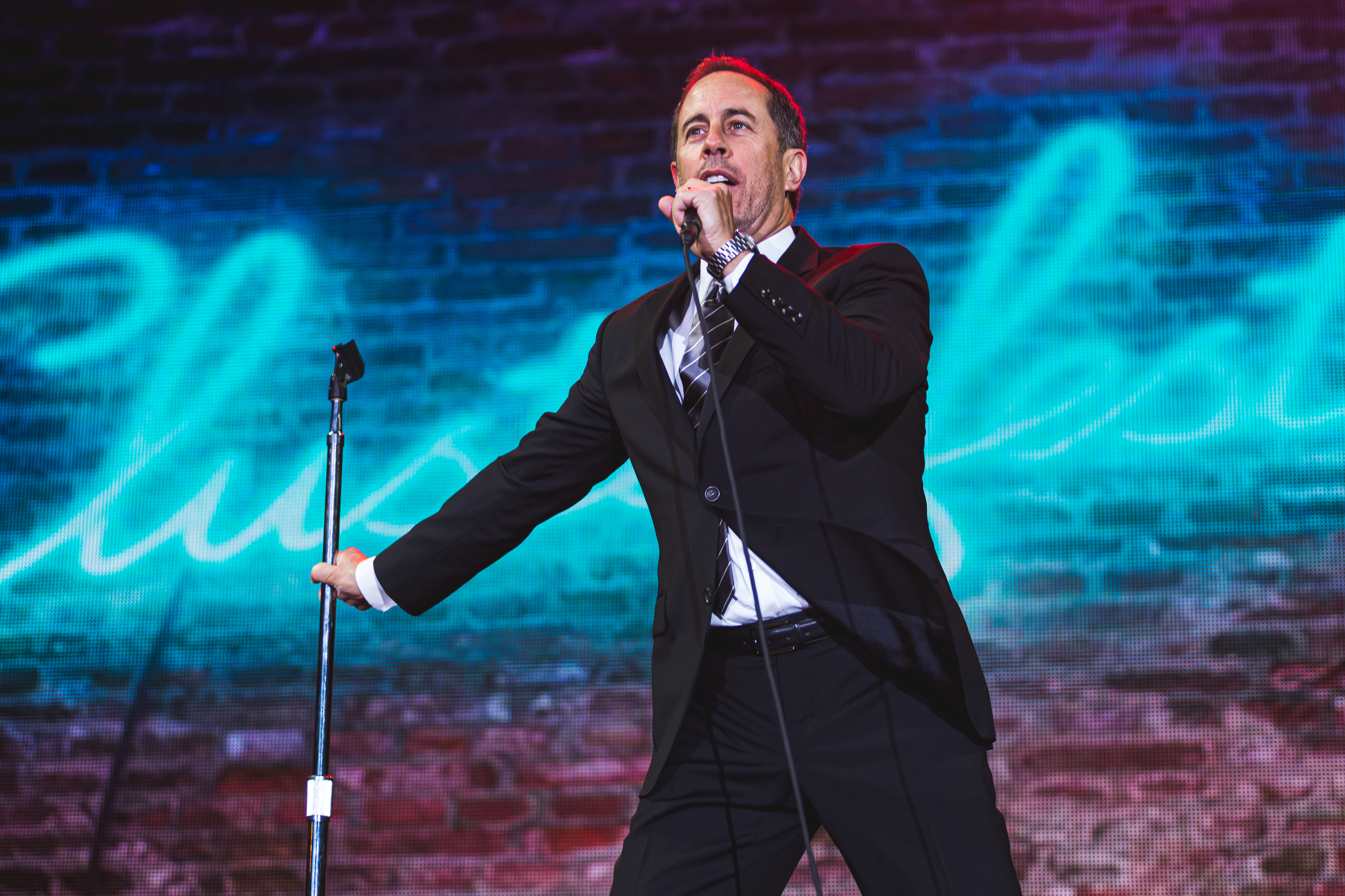 Jerry Seinfeld uppträder på en komedifestival i Lissabon, och gästartister drar sig tillbaka i protest