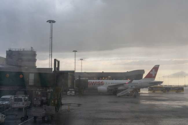 Sverige tvingas stänga näst största flygplats efter drönarsyn (första gången för landet)