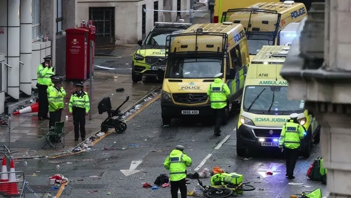 Fyra fans lämnade "väldigt, väldigt sjuka" efter att bilen kört in i Liverpool-paraden