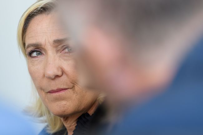 Nationell samling sluter upp bakom Le Pen trots rättsliga bakslag