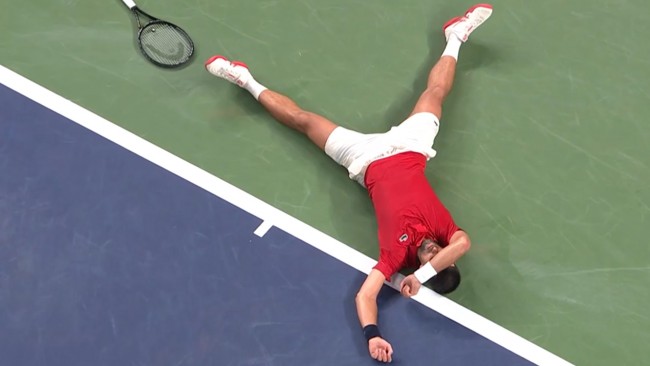 Novak Djokovic överlever ännu en plågsam match och överträffar ett av Federers rekord