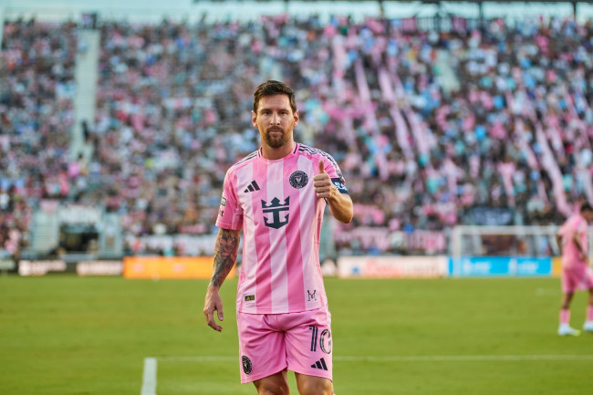 Leo Messi gör två mål i en spännande 5-3-seger i MLS, en månad innan VM börjar