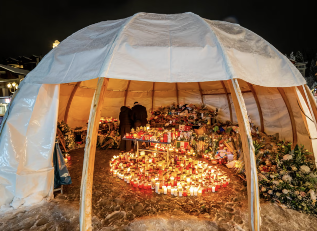 Minnesmärke för offer för en schweizisk barbrand fattar eld i Crans-Montana