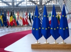EU-toppm&ouml;tet inleds med en skarp varning: "Pengar idag eller blod imorgon" och "EU marscherar in i kriget"