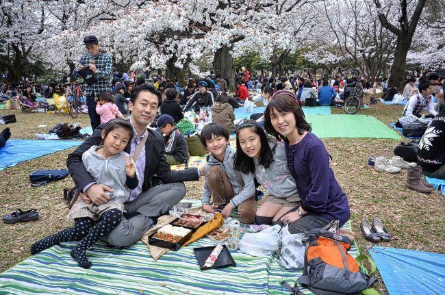 Japans födelsetal når historiskt låga nivåer 2024