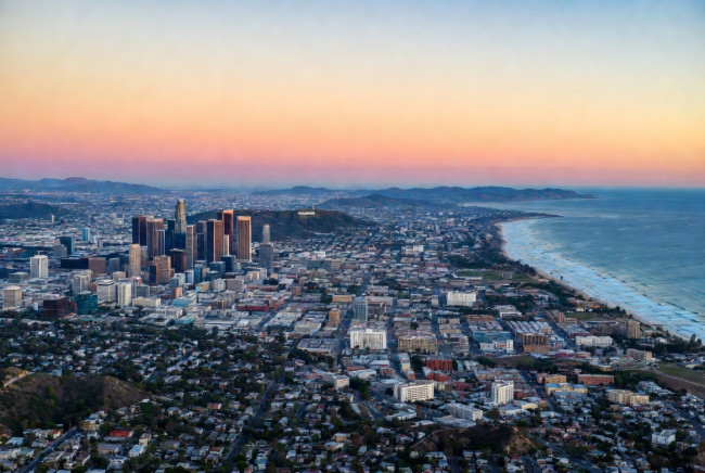 Los Angeles installerar sopbarriärer i sina floder för att skydda havet