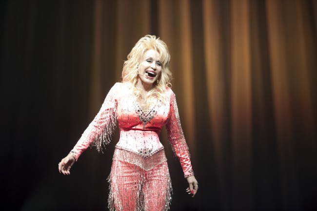 Dolly Partons syster lugnar fansen efter att ha bett om förböner för countrymegastjärnan