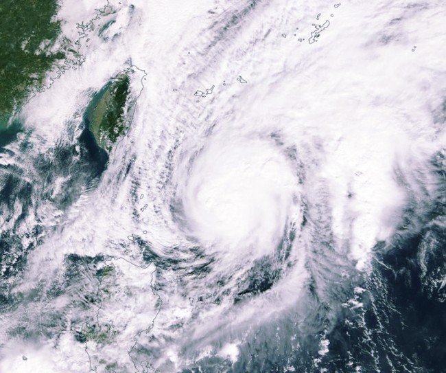 Över en miljon människor på flykt när supertyfonen Fung-wong slår till mot Filippinerna