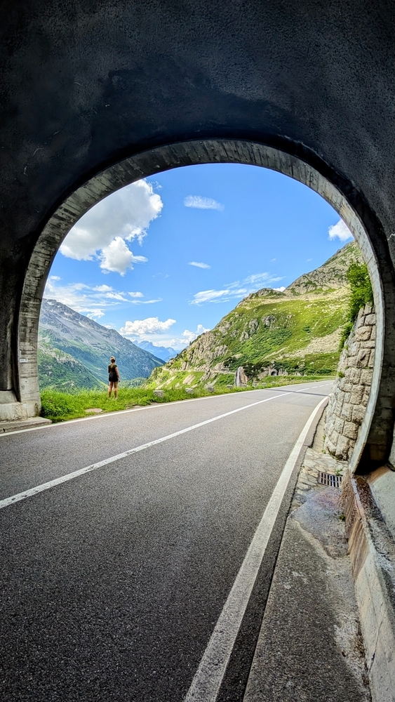Arbetare bryter äntligen igenom tunneln under Alperna som förbinder Italien och Österrike