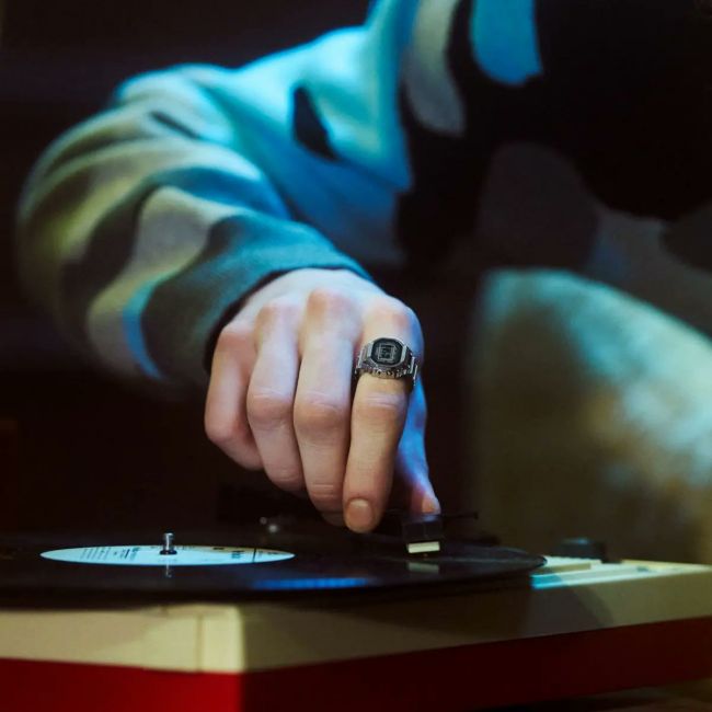 Casio har skapat en smart ring som också är en digital klocka